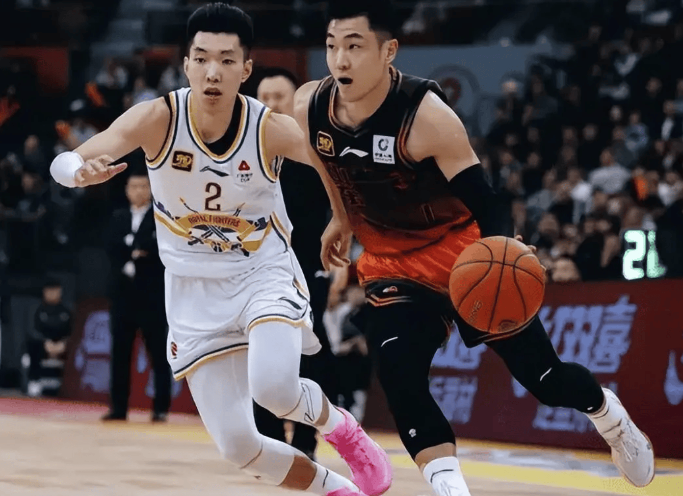 转折点山东男篮再遭质疑，足总杯今晨攻防权衡，底气十足，更衣室氛围转暖