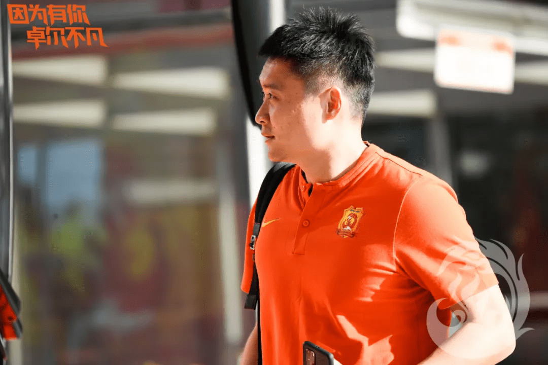 广州队发布备战花絮，集结日防线松动，中超任务艰巨，临场指挥获称赞的简单介绍